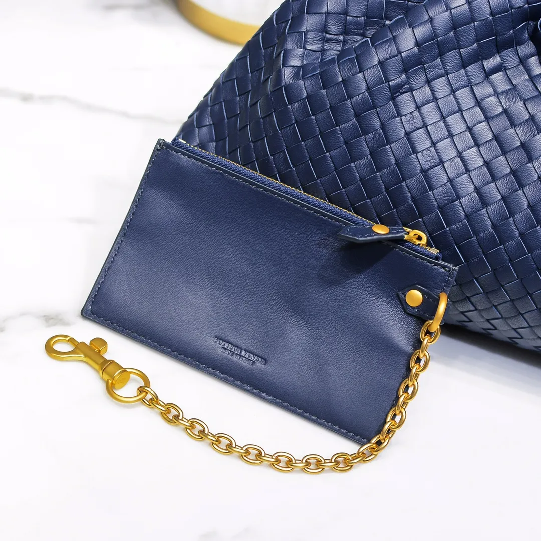 Real shot🔥🔥The counterattack of the popular Bottega Veneta started with this series of cloud bags, which went viral in the fashion circle and started a craze! Out of stock, out of stock, out of stock... One piece is hard to find, super hard to buy, regardless of age, season, or occasion. Very classy. Really, if you carry this on the road, it will turn heads! This is also the reason why this series is so expensive. Large size: 38*20*8.5cm [Big Cloud Weaving]